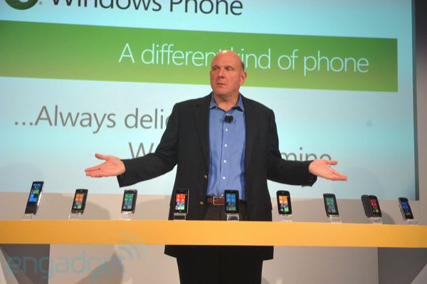 Steve Blamer đang giới thiệu 9 mẫu Windows Phone 7 được  HTC, LG, Samsung và Dell sản xuất. Điểm chung của những chiếc điện thoại này là đều sử dụng màn hình cảm ứng độ phân giải 480 x 800 pixel với nhiều kích thước khác nhau.
